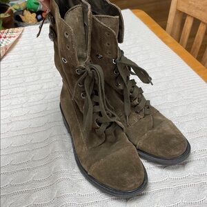 Sam Edelman Darwin Army Green Combat Lace Up Moto Suede Boots. Full zip back.